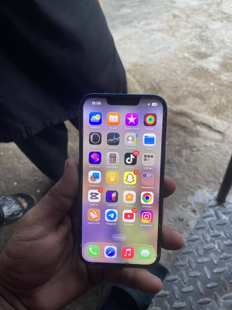 Apple iPhone 13 4