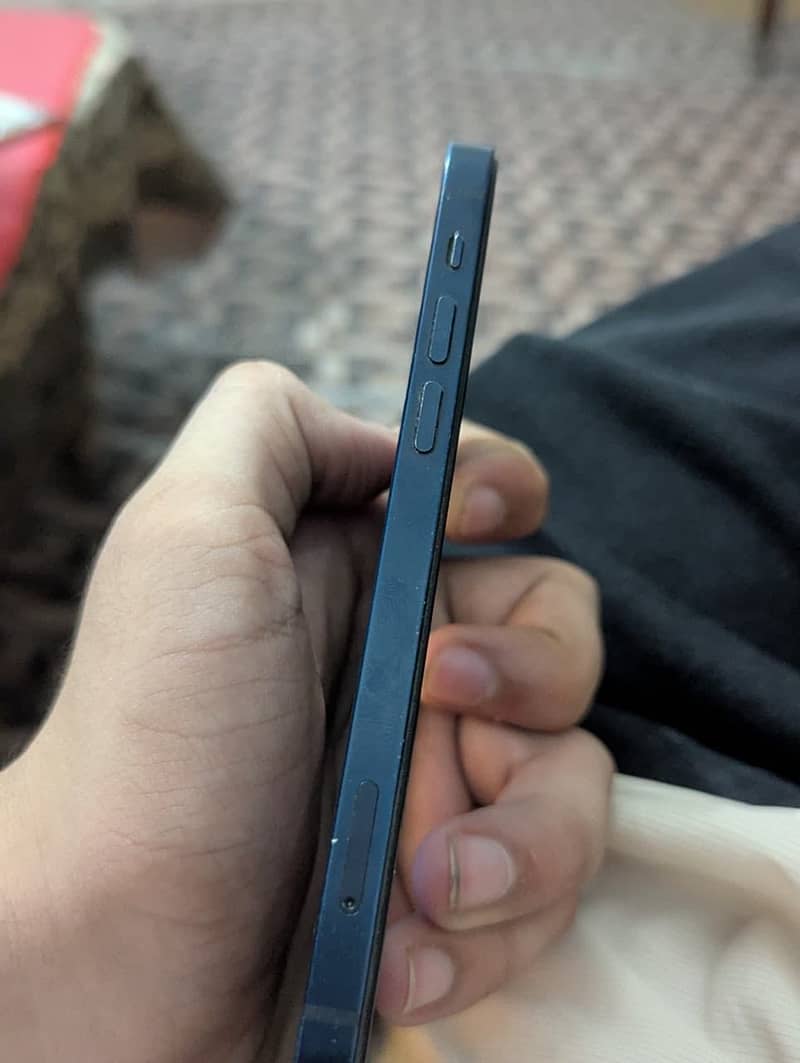 Apple iPhone 12 4
