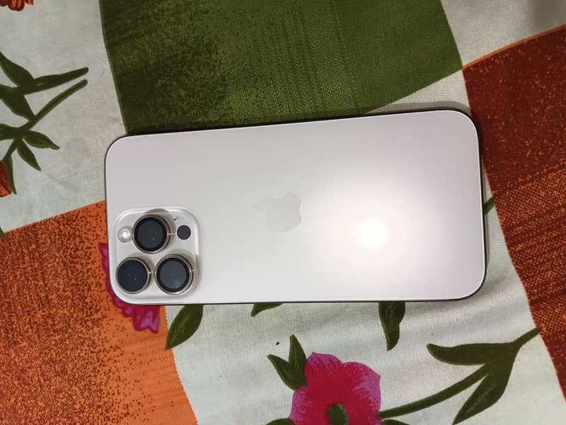 Apple iPhone 16 Pro Max 4