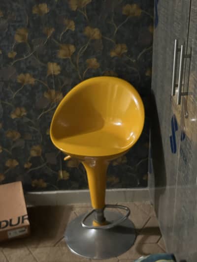 Hydraulic chair adjustable