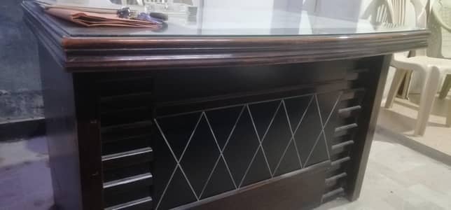 Office table in good new condition