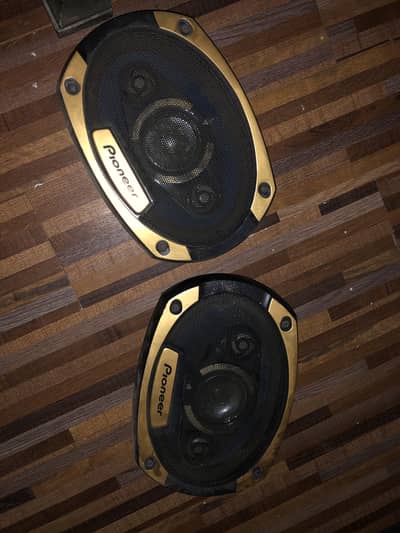Speaker ka phatta bhi hai pioneer k speaker h roundabout 3 mahine use