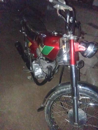 125 Honda 1982 model ok condition. . . mobile number 03140124996