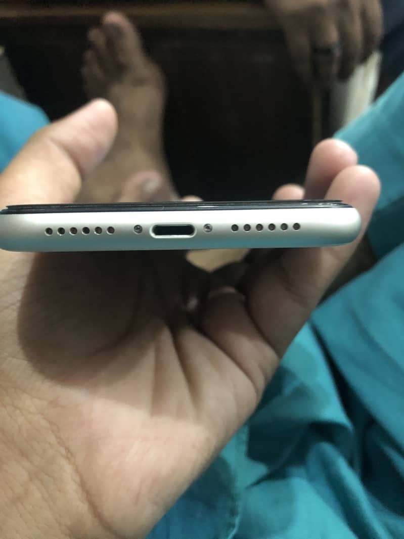 Apple iPhone 11 4