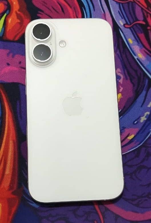 Apple iPhone 16 3