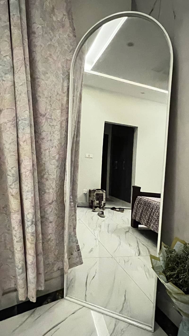 Standing mirror 1