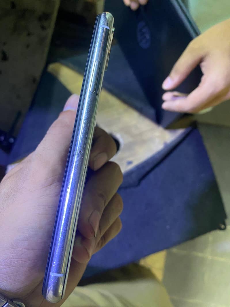 Apple iPhone X 4
