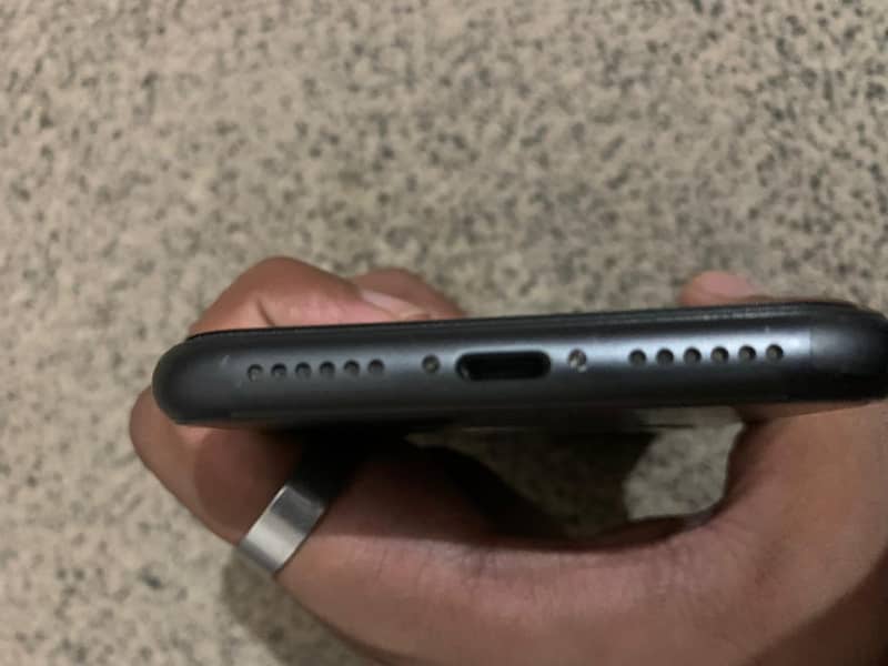 Apple iPhone 11 4