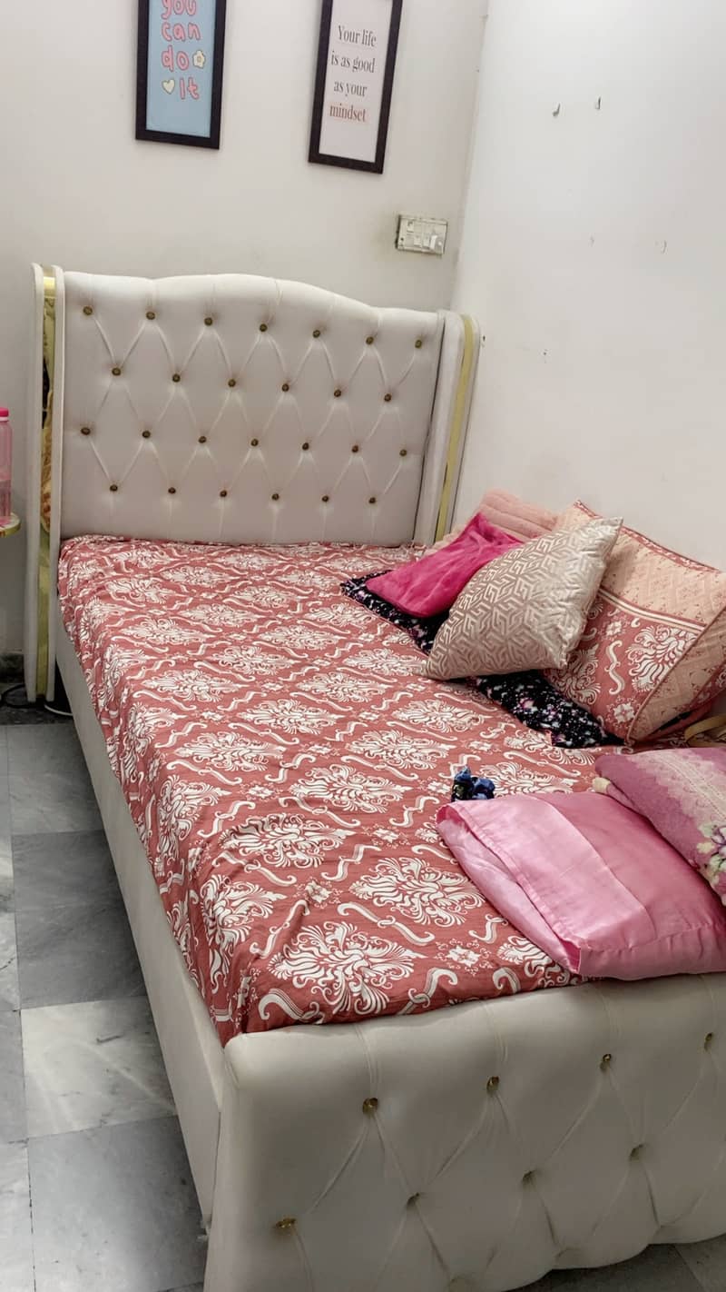 Single bed 0