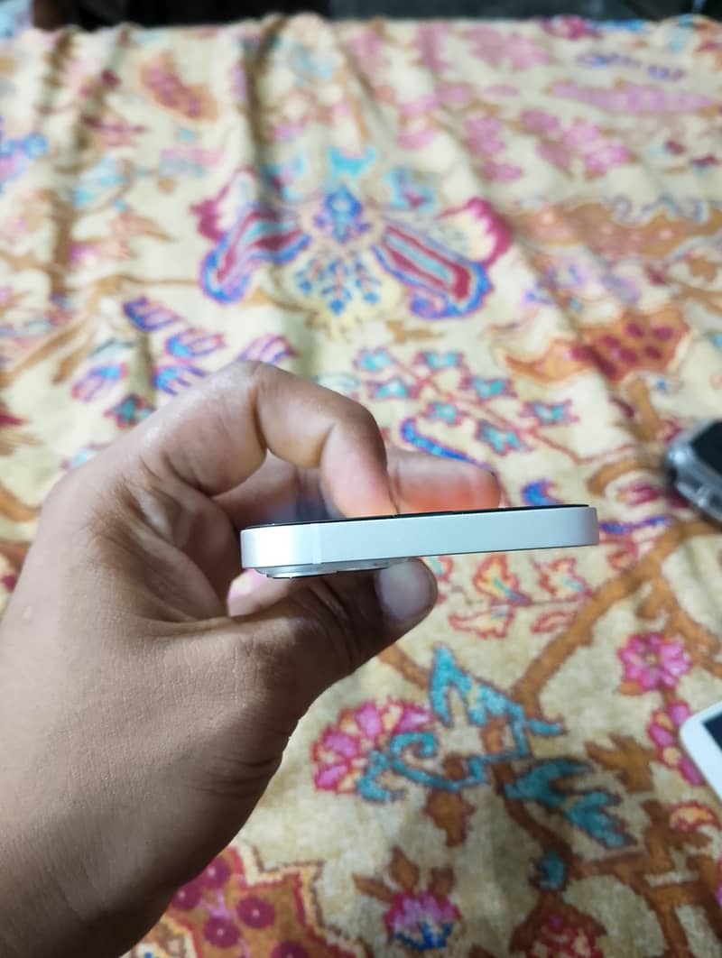 Apple iPhone 13 7