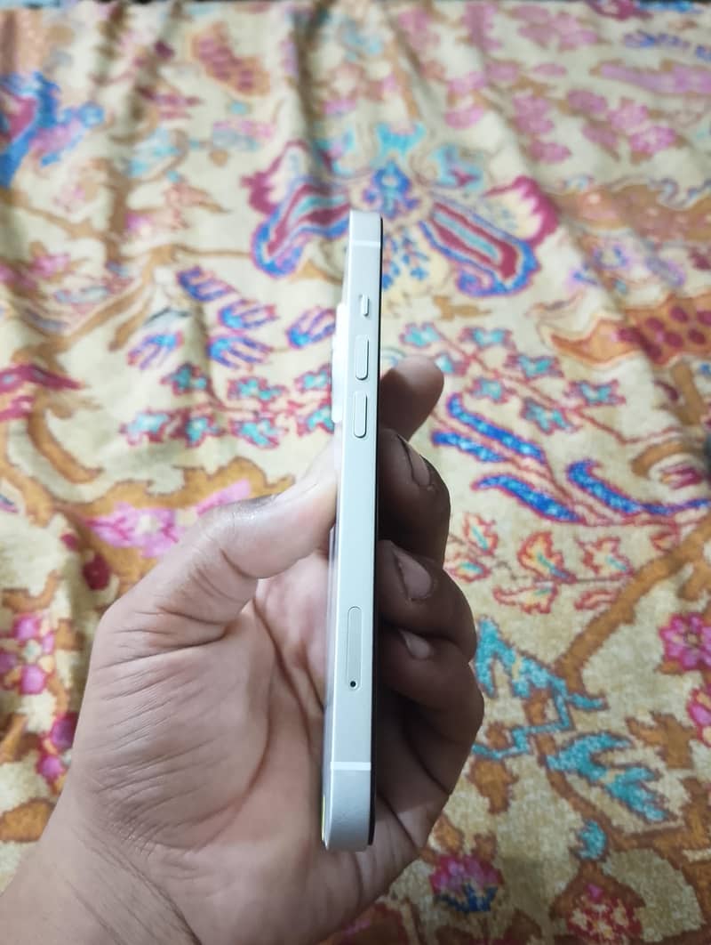 Apple iPhone 13 8