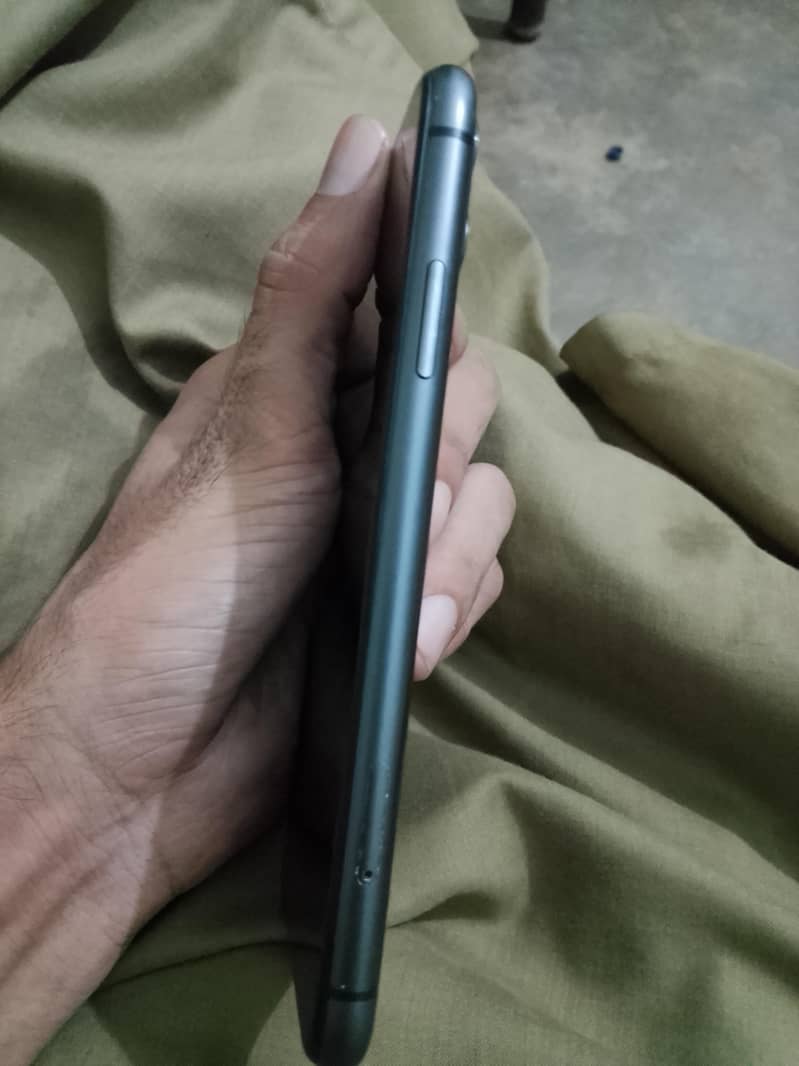 Apple iPhone 11 3