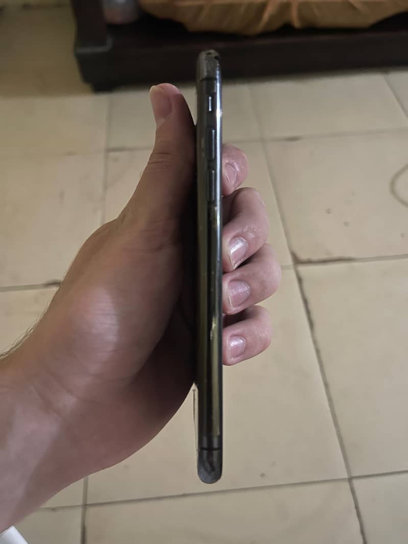 Apple iPhone X 4
