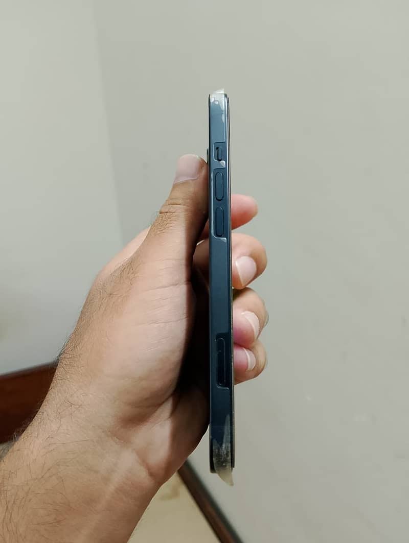 Apple iPhone 13 5