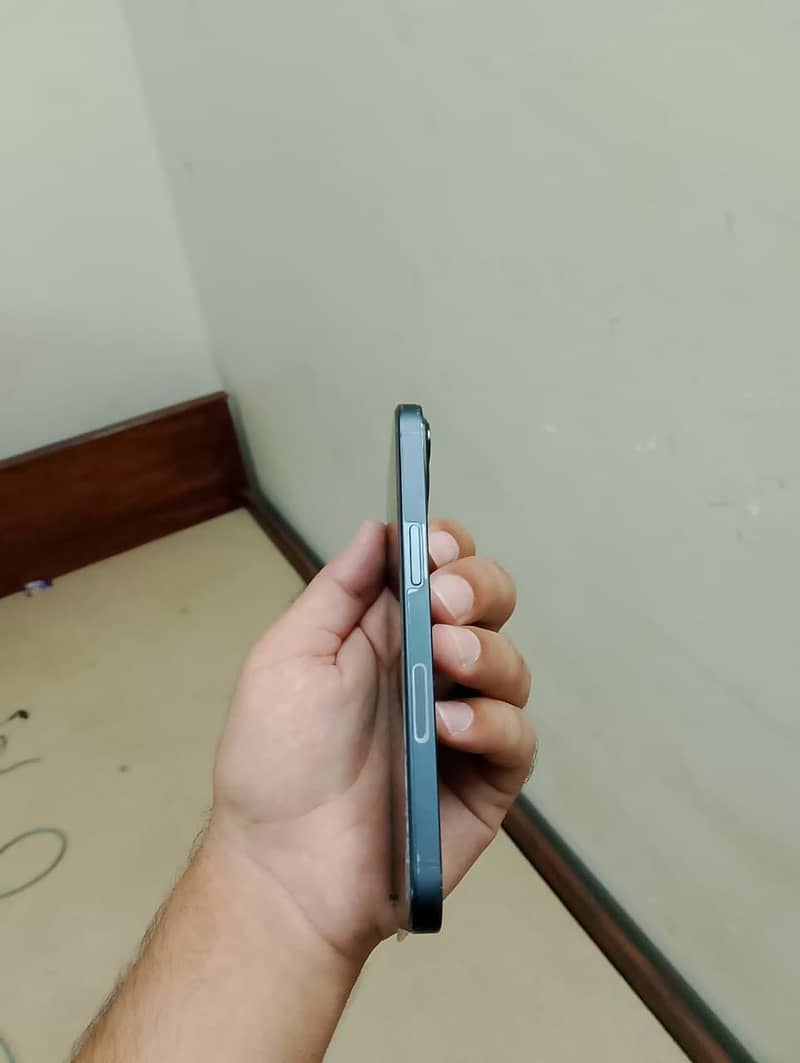 Apple iPhone 13 6