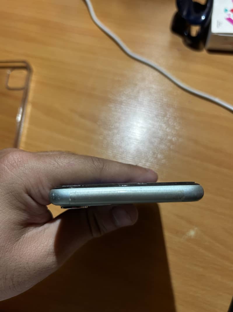 Apple iPhone 11 4