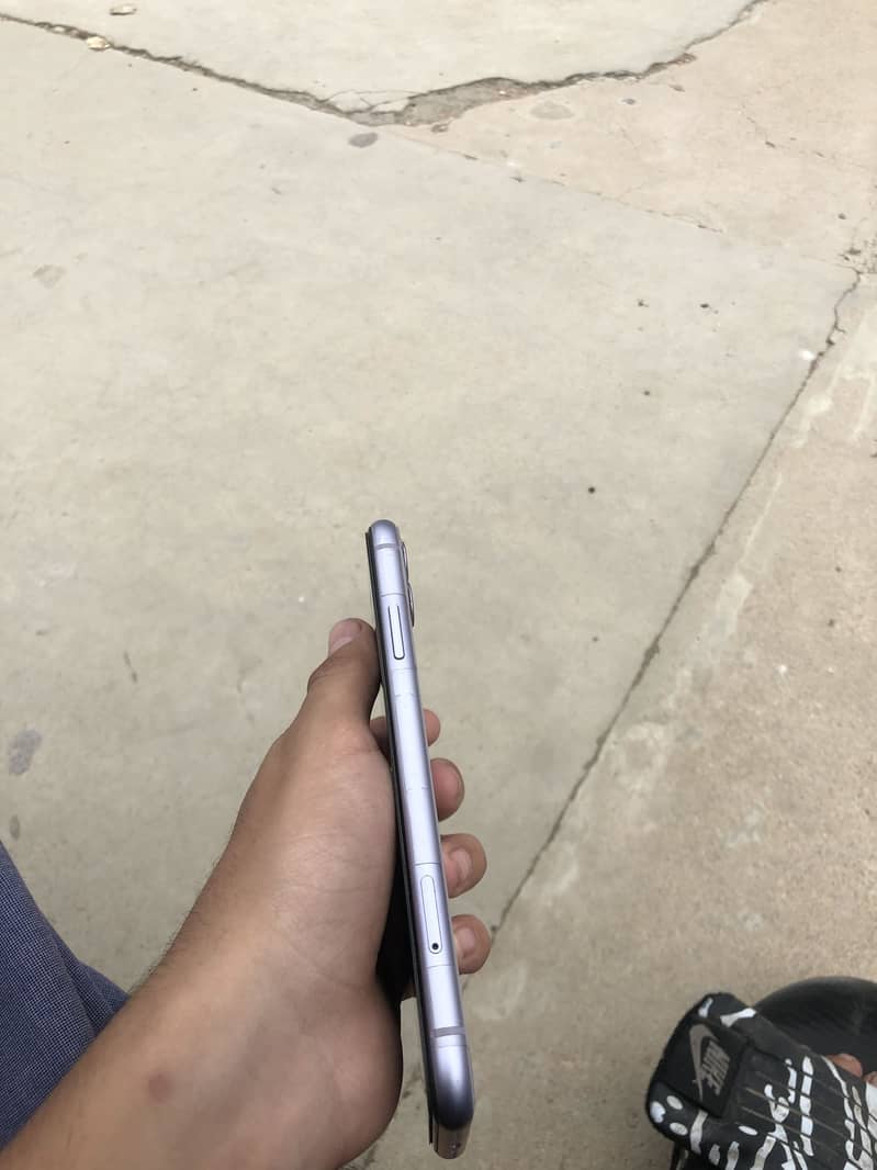 Apple iPhone 11 3