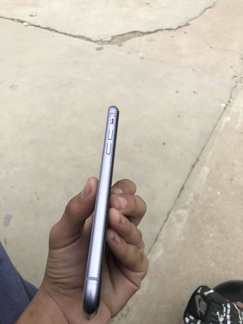 Apple iPhone 11 4