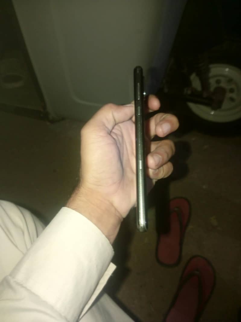 Sharp Aquos R3 4