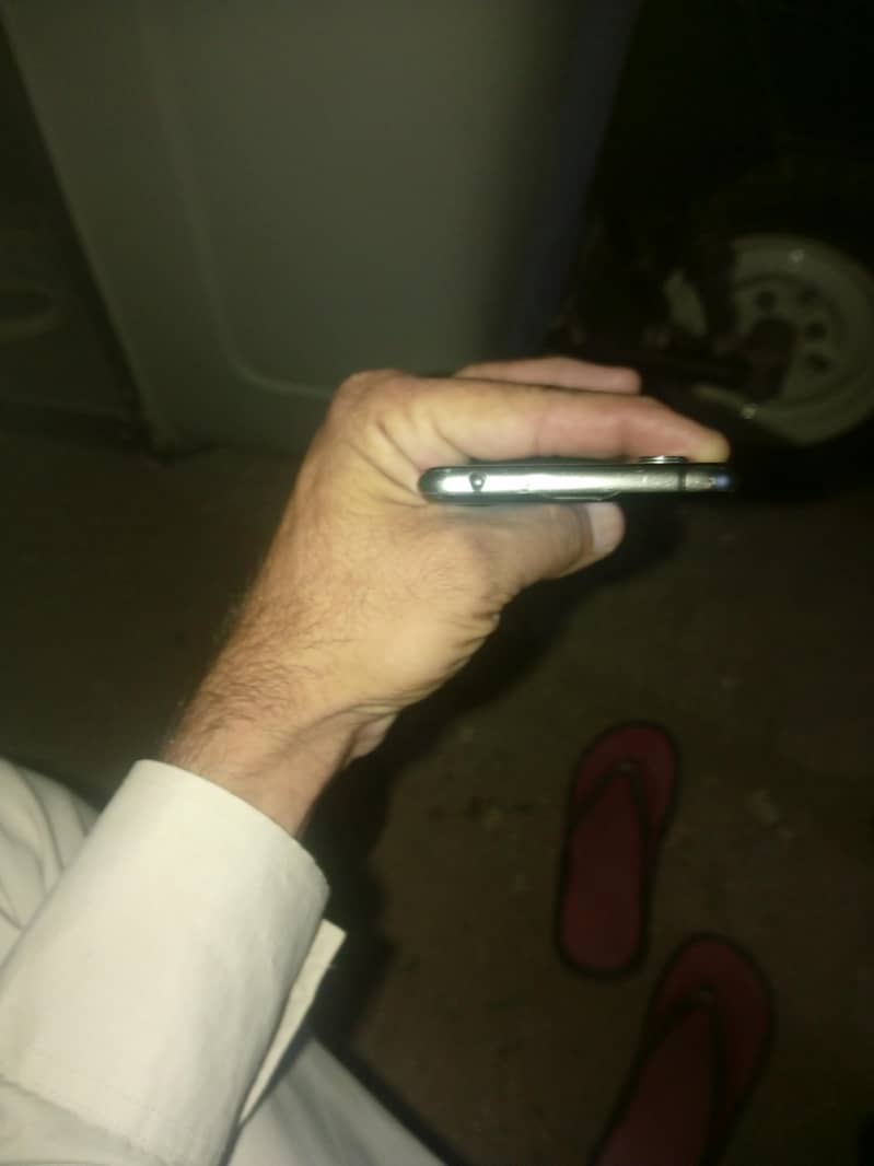 Sharp Aquos R3 5