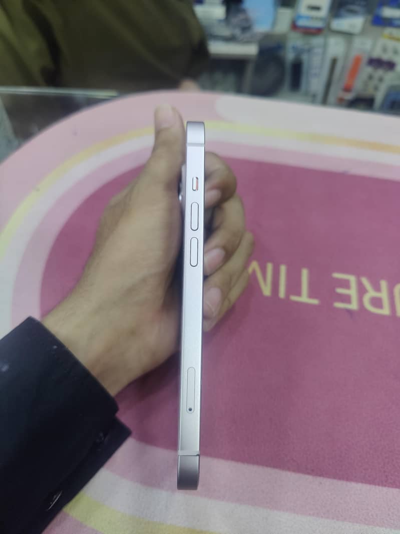 Apple iPhone 13 2