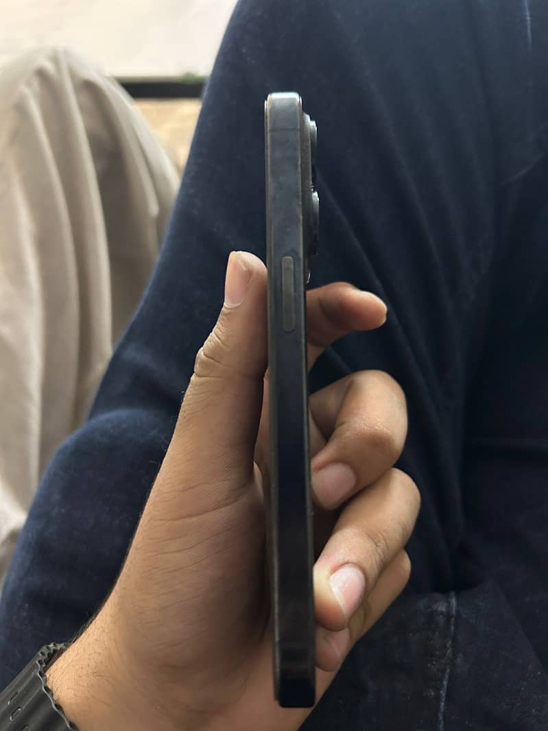 Apple iPhone 15 Pro 4