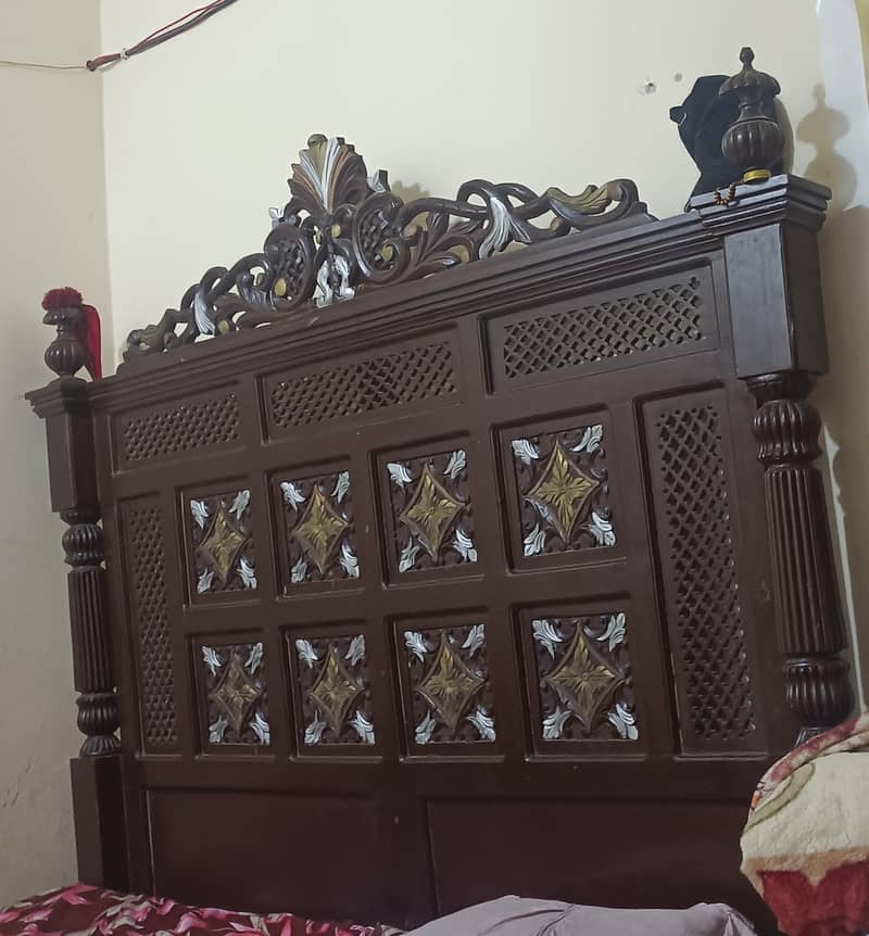 صرف بیڈ ہے جو تصویر میں نظر ارہا ہے 0