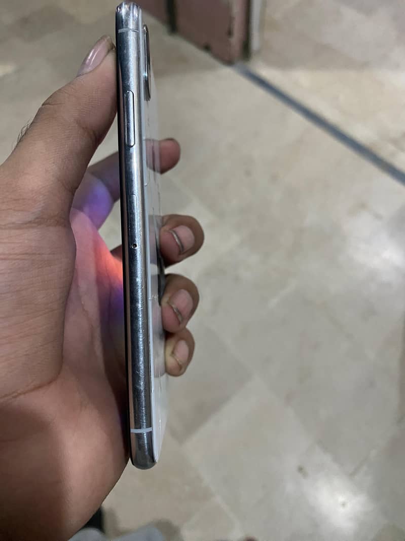 Apple iPhone X 4