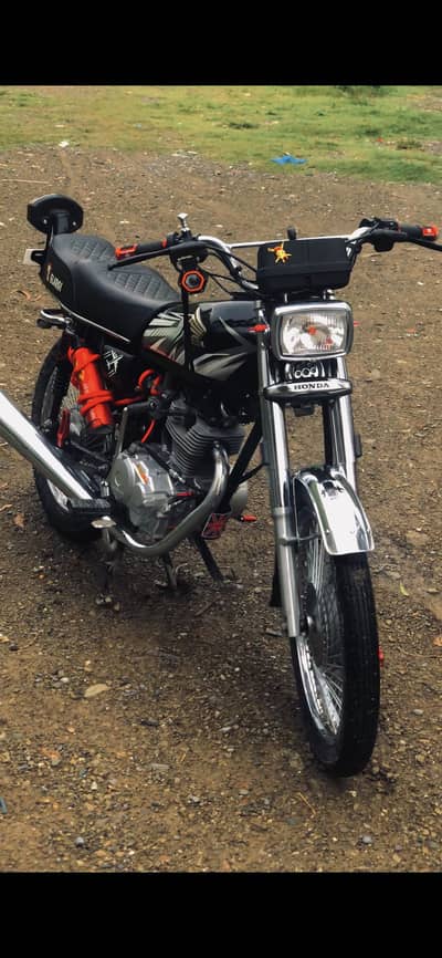 125 2017 modal bike me khoi masla nehi ha double saman ka sat ha