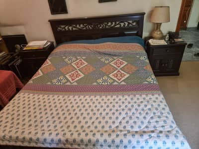 Bed with 2 side tables