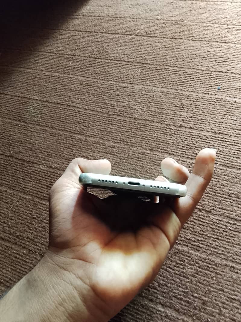 Apple iPhone 11 4