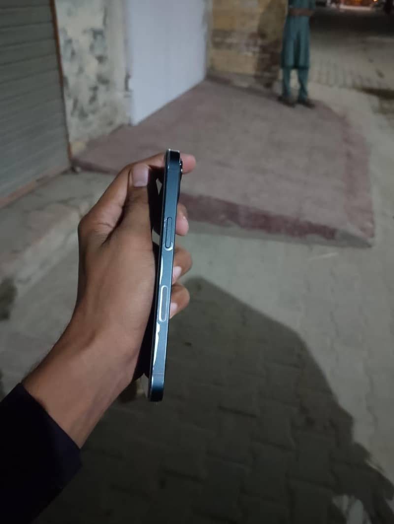 Apple iPhone 13 2