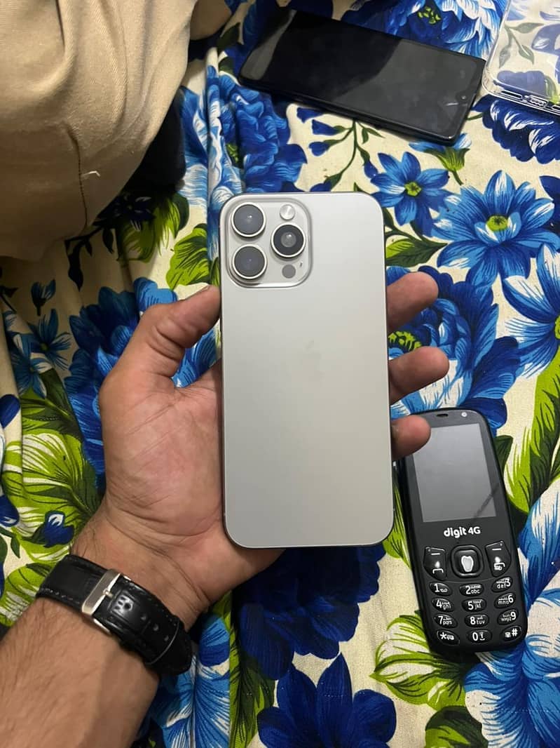 Apple iPhone 16 Pro Max 3
