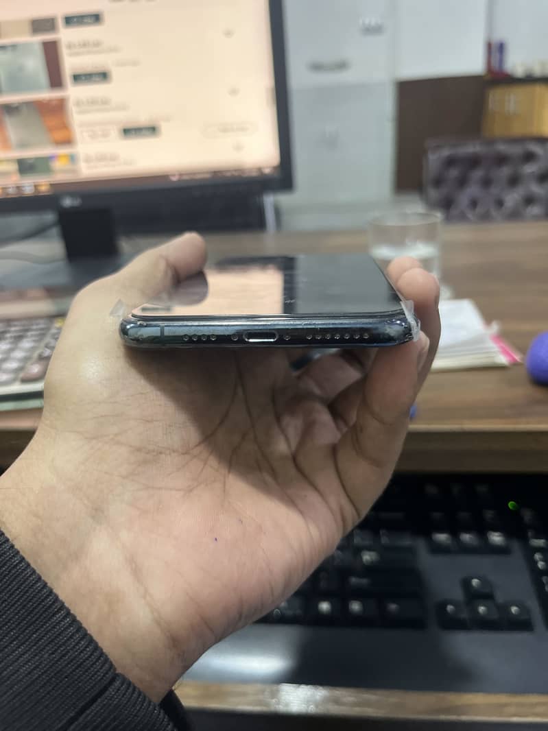 Apple iPhone 11 Pro Max 6