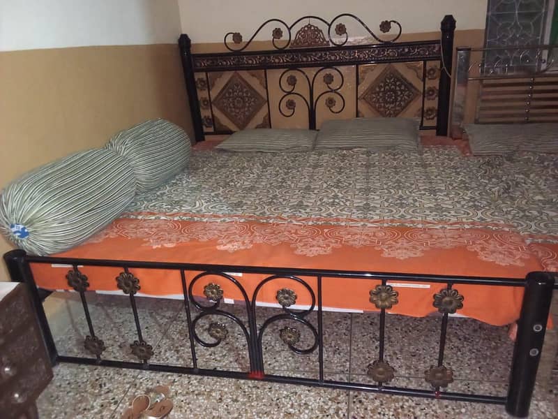 Iron bed. 0