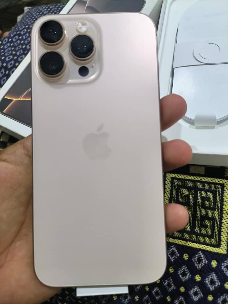 Apple iPhone 16 Pro Max 4