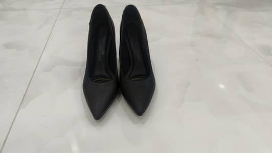 Mocciani Original Black Pointed Heels