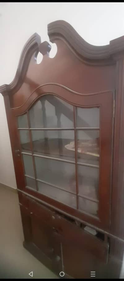 MEDIUM SIZE SHOWCASE IN GOOD CONDITION