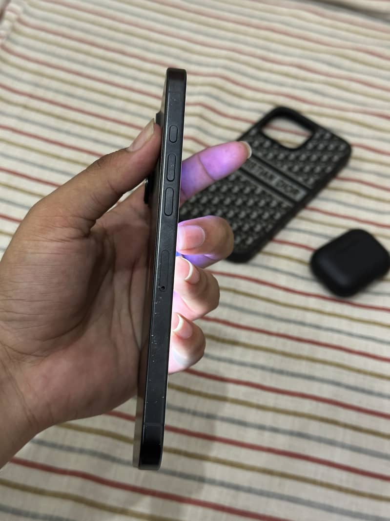 Apple iPhone 16 Pro Max 2