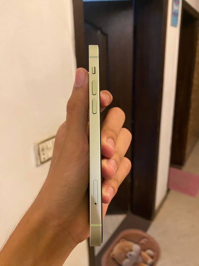 Apple iPhone 12 4