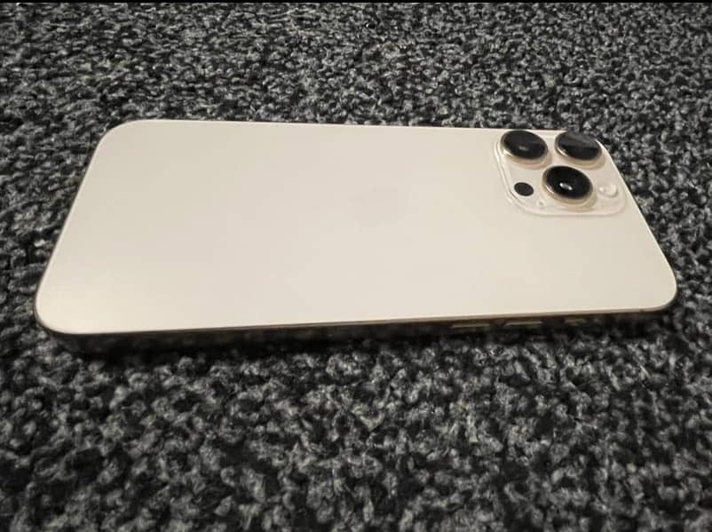 Apple iPhone 16 Pro Max 4