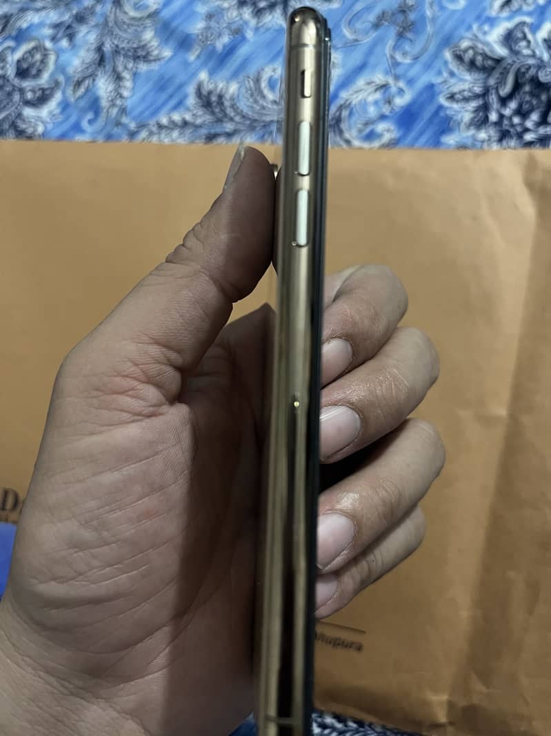 Apple iPhone XS 4