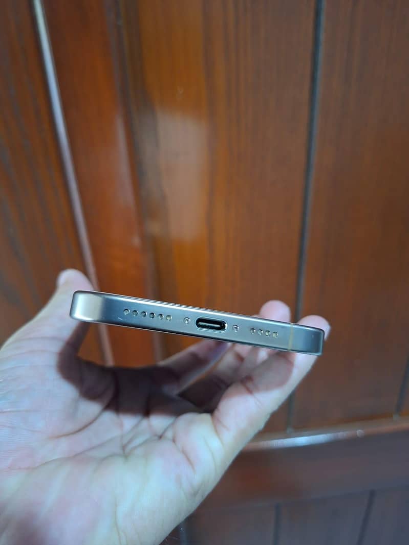 Apple iPhone 16 Pro Max 4