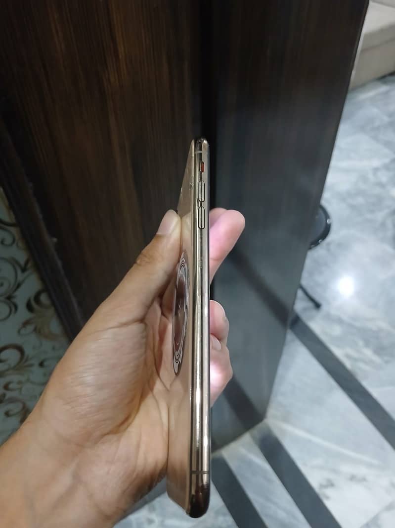 Apple iPhone XS Max 3