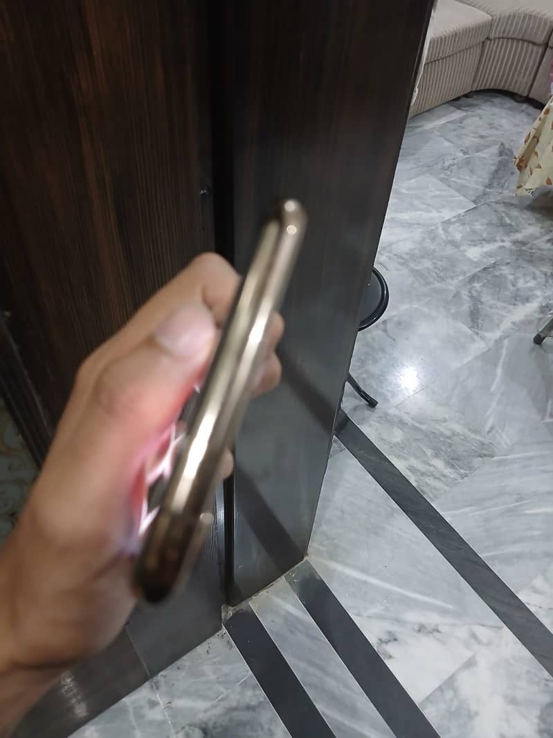 Apple iPhone XS Max 4