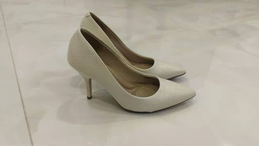 Mocciani Original Off-White Pointed Heels – Brand New – Never Worn