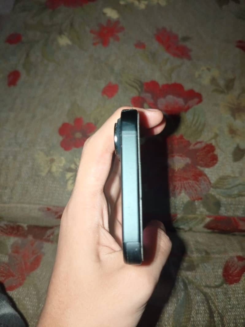 Apple iPhone 16 3