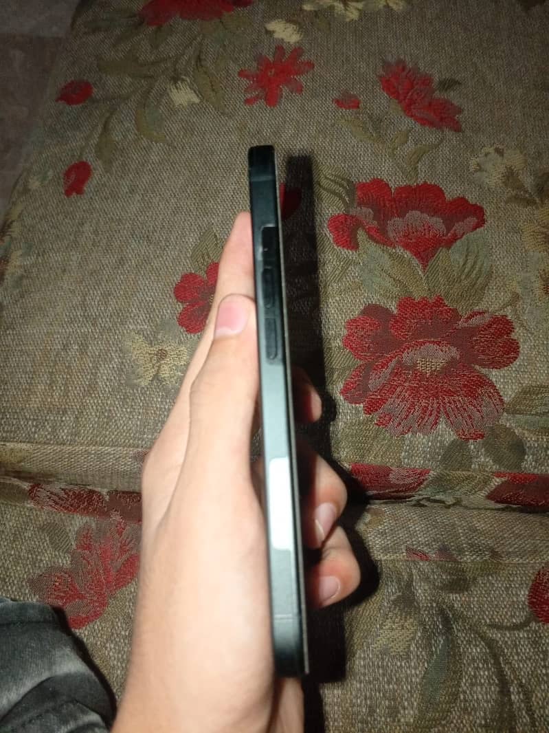 Apple iPhone 16 4