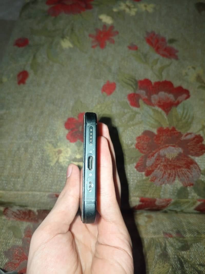 Apple iPhone 16 6