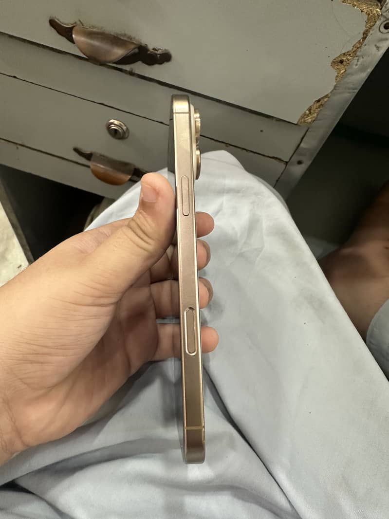 Apple iPhone 16 Pro Max 2